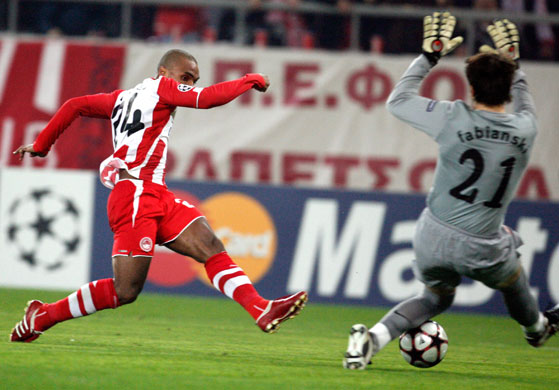 Wednesday CL 2: Olympiakos Piraeus' Leonardo scores against Arsenal