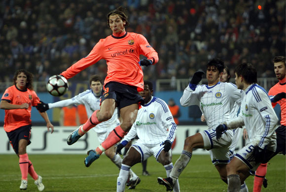 Wednesday CL 2: Barcelona's Ibrahimovic attempts to meet a cross 