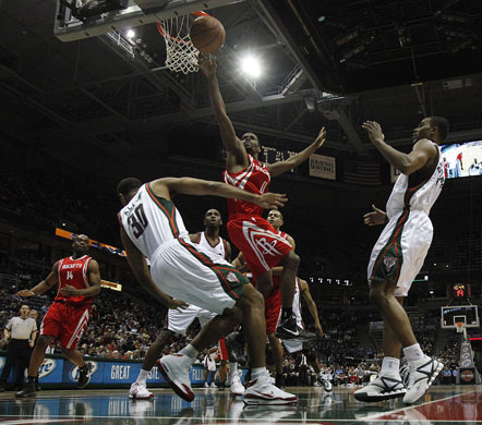Gallery 24sport: Aaron Brooks shoots over Malik Allen