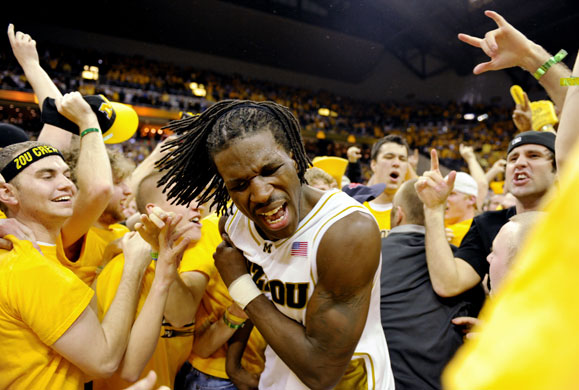 Gallery 24sport: Missouri's DeMarre Carroll celebrates with fans after victory