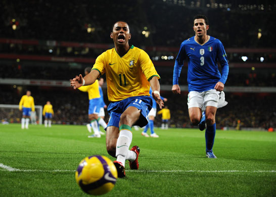 24sport: Robinho reacts as he mis-controls the ball