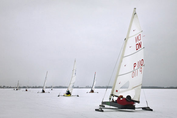 24sport: Iceboating on a frozen lake in Poland