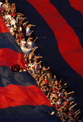 24sport: Fans of San Lorenzo de Almagro display giant flags