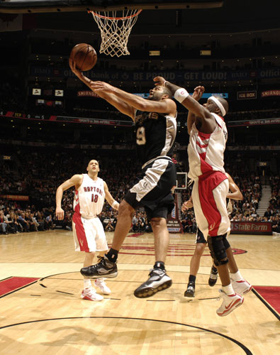 24sport: Tony Parker attempts a reverse layup