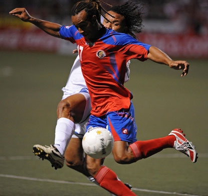 24sport: Sunsin and Martinez vie for the ball