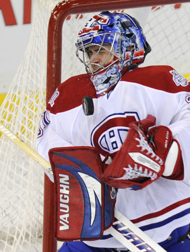 24sport: Montreal Canadiens' goalie makes a save