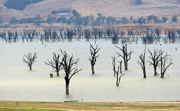 Severe drought : Severe drought : Dramatic drop in water level of Lake Lume