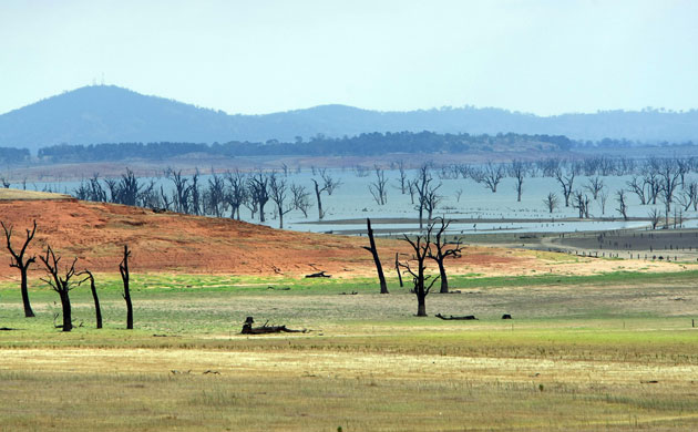 Severe drought : Severe drought : Dramatic drop in water level of Lake Lume