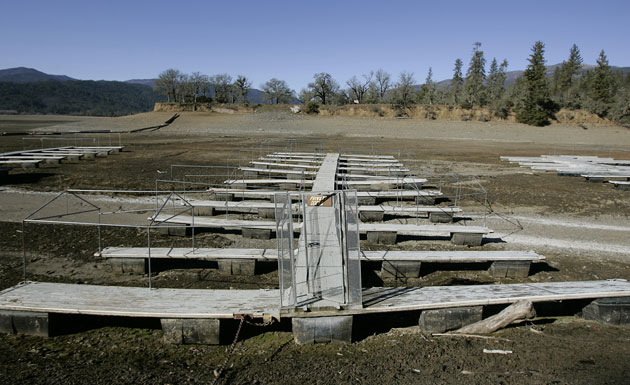 Severe drought : Severe drought: In Lake Pillsbury, Caifornia, boat docks sit high and dry, 
