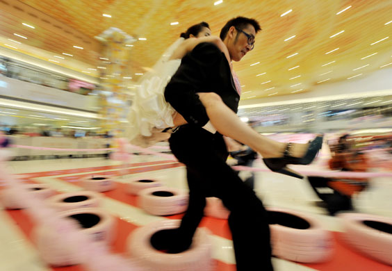 24 hours in pictures: Wife carrying in Hong Kong