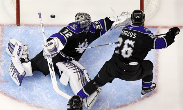 24sport: Calgary Flames' Cammalleri scores past LA Kings' goalkeeper Quick