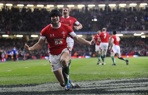 wales v england: Leigh Halfpenny celebrates scoring his try