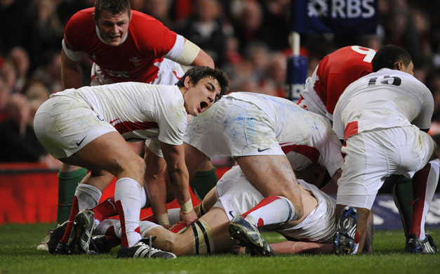 wales v england: Harry Ellis shouts orders from a ruck