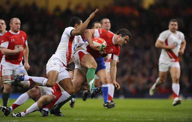 wales v england: Jamie Roberts tackled