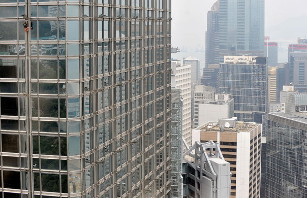 Eyewitness: Frenchman Alain Robert scales the 62-storey Cheung Kong Centre