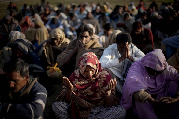 24 hours in pictures: Pakistani Christians pray for civilians in Swat  
