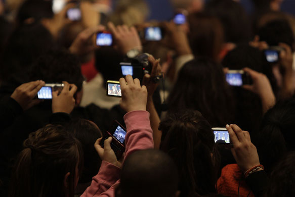 19 February 2009: Mesa, US: The crowd takes photographs of Barack Obama