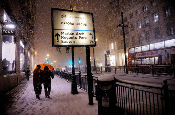 Gallery Snow in England: London: Snow falls in Oxford Circus