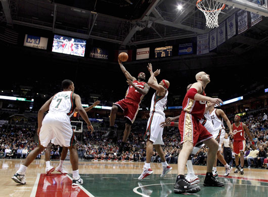 24sport: LeBron James makes a hook shot