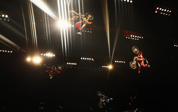 24sport: Synchronized flips at the Crusty Demons Unleash Hell Tour 