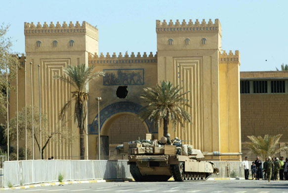 Baghdad museum : A US tank in front of Iraqi national museum in April 2003