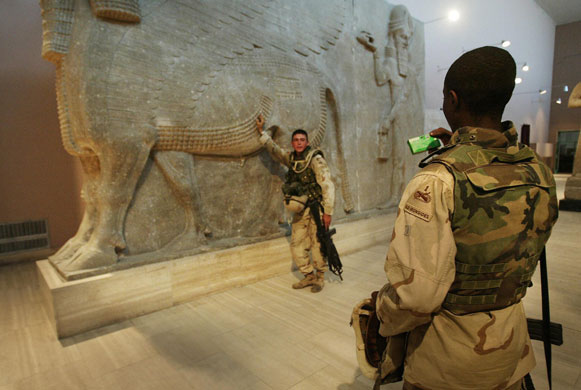 Baghdad museum : US soldiers pose in Baghdad museum 