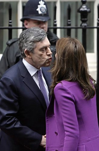 Gordon Brown Kisses: Gordon Brown kisses Carla Bruni-Sarkozy
