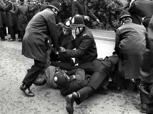 Orgreave Battle: Policemen arresting a picket during confrontations