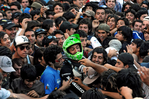 24 hours in pictures: Cedric Gracia wins the Valparaiso Downhill 2009