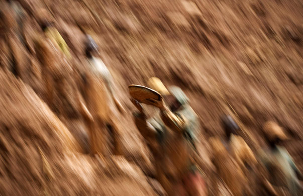 24 hours in pictures: Gold mining in northeastern Congo