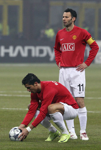 Inter v Manchester United: Ronaldo positions the ball