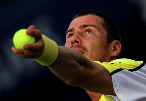 24sport: Marat Safin gets ready to serve