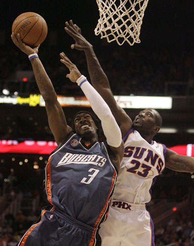 24sport: Gerlad Wallace stretches to shoot as Jason Richardson defends the basket