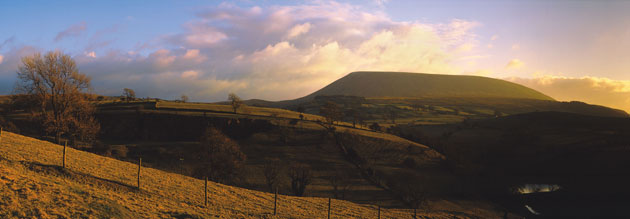 Pendle by Alaistair Lee: Pendle : Landscape of history and home