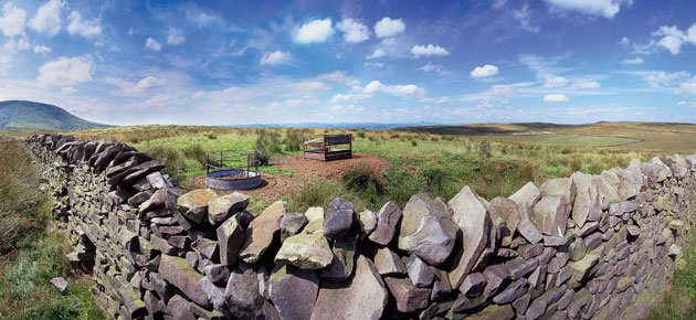 Pendle by Alaistair Lee: Pendle : Landscape of history and home
