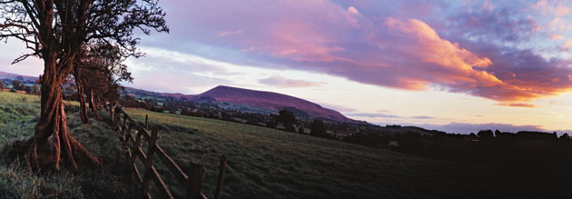 Pendle by Alaistair Lee: Pendle : Landscape of history and home