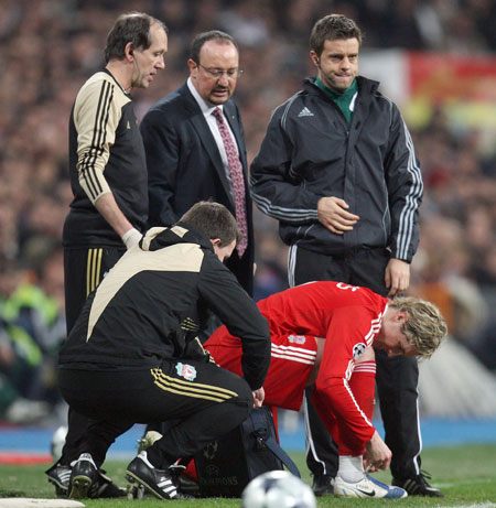 Real Madrid v Liverpool: Torres injured