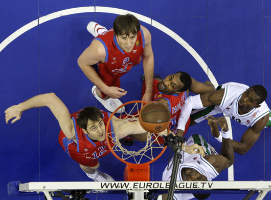 24sport: All eyes on the ball during a Euroleague basketball match in Moscow