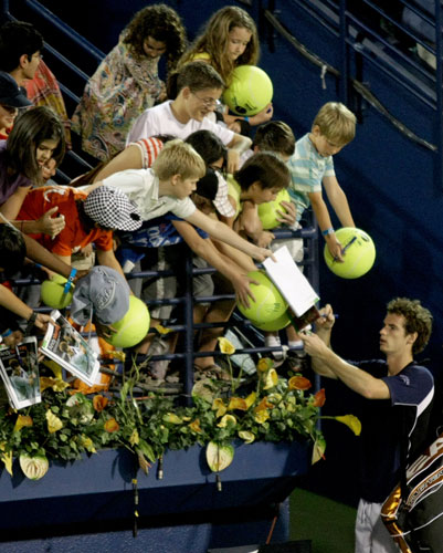 24sport: Andy Murray signs autographs