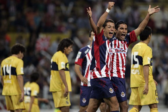 24sport: Javier Hernandez and Alberto Medina celebrate