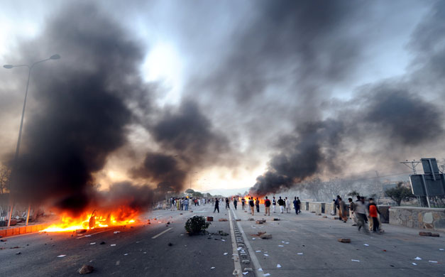 27 February 2009: Islamabad: Supporters of Nawaz Sharif torch vehicles during a protest