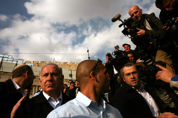 Gallery 3 February 2009: Jerusalem, Israel: Benjamin Netanyahu is surrounded by media