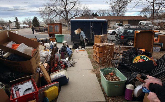 Gallery 3 February 2009: Adams County, US: A woman collects belongings from her foreclosed house