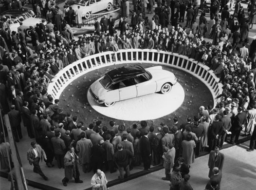 Gallery Citroen DS: Crowds at the Paris Motor Show in the Grand Palais surround a Citroen DS-19