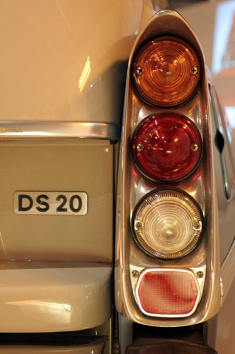 Gallery Citroen DS: detail of the tail lights of aCitroen Ds 20 