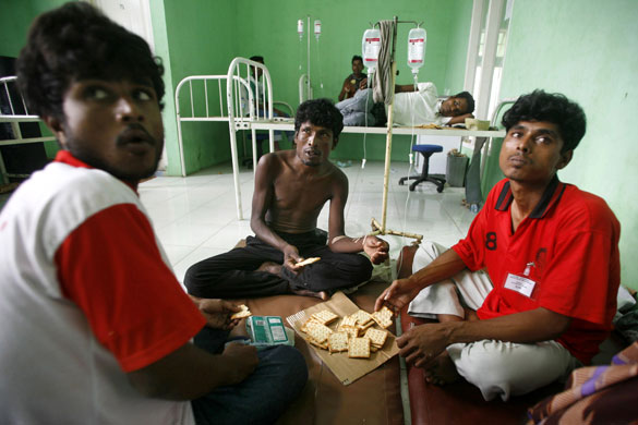 Gallery Rohingya refugees: Rohingya refugees eat in a small hospital