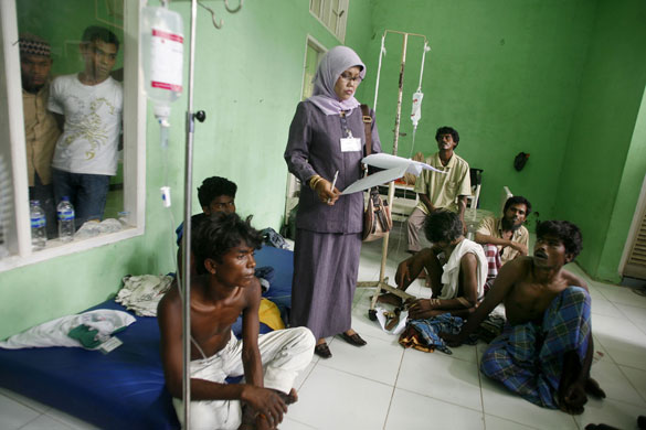 Gallery Rohingya refugees: Rohingya refugees rest in a small hospital