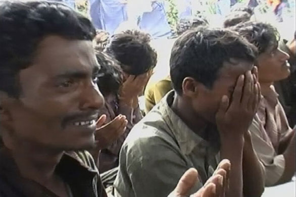 Gallery Rohingya refugees: Rohingya refugees pray in Sabang
