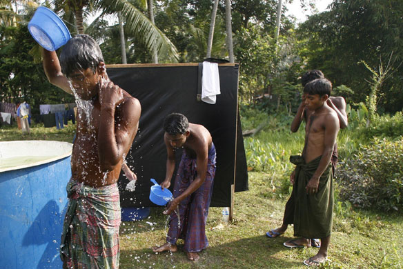 Gallery Rohingya refugees: Rohingya refugees wash