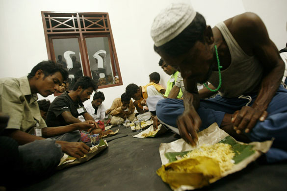 Gallery Rohingya refugees: Rohingya refugees eat